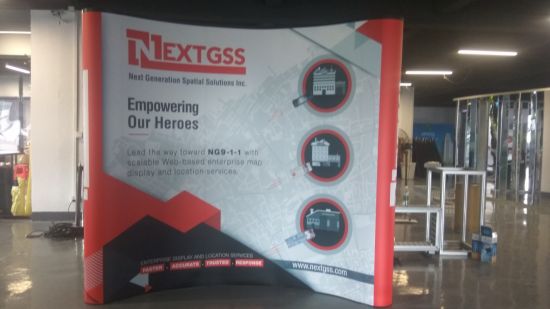 Nero alluminio magnetico schiocca in sul basamento